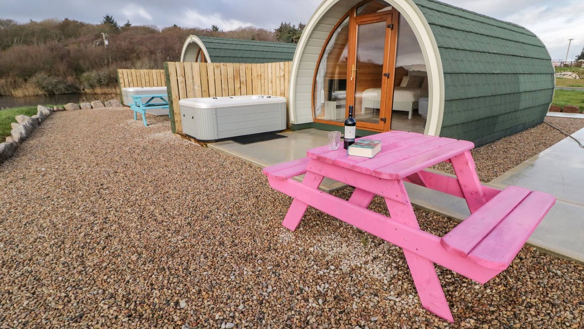 Burtonport Cottage | THE WHEELHOUSE POD NO. 3, romantic in Burtonport, County Donegal