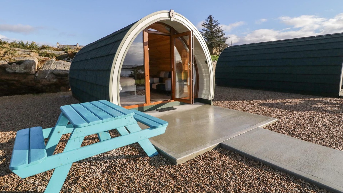 Burtonport Cottage | THE WHEELHOUSE POD NO. 6, romantic in Burtonport, County Donegal