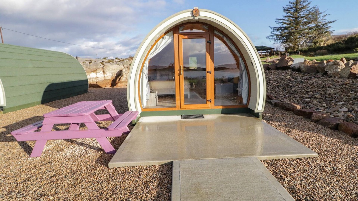 Burtonport Cottage | THE WHEELHOUSE POD NO. 9, romantic in Burtonport, County Donegal