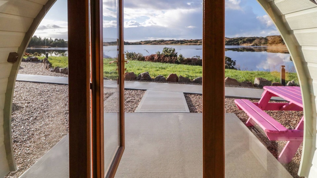 Burtonport Cottage | THE WHEELHOUSE POD NO. 8, romantic in Burtonport, County Donegal