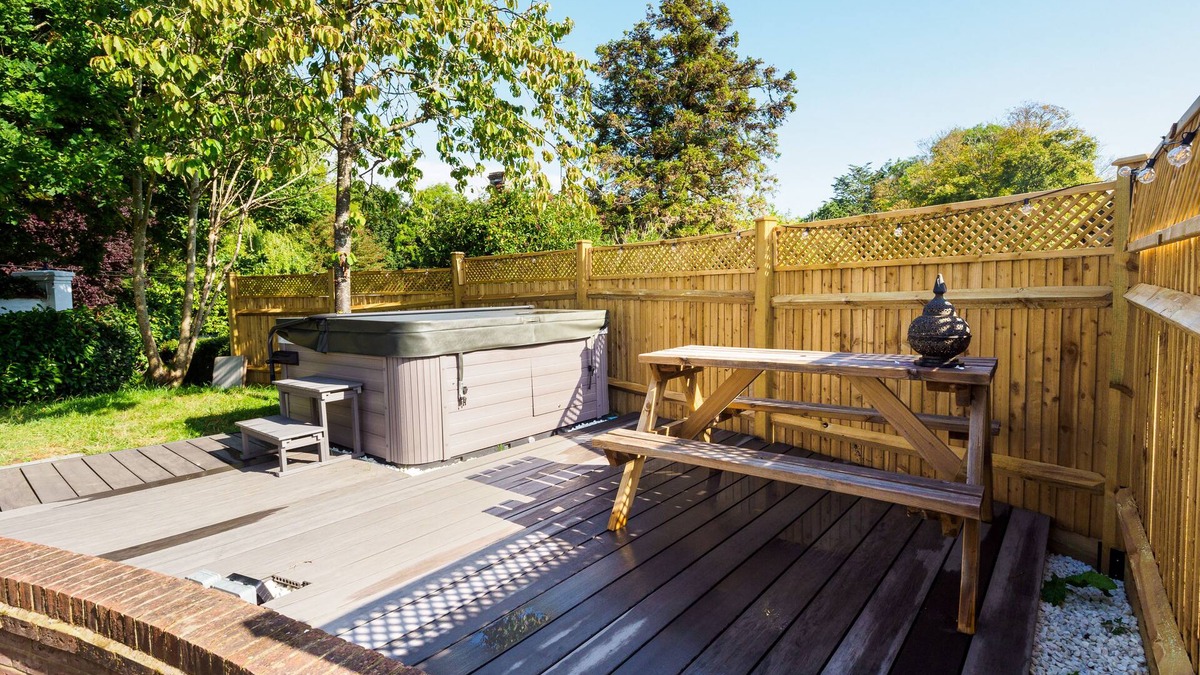 Upper Dicker House | The White Cottage at Gildridge + Private Hot Tub