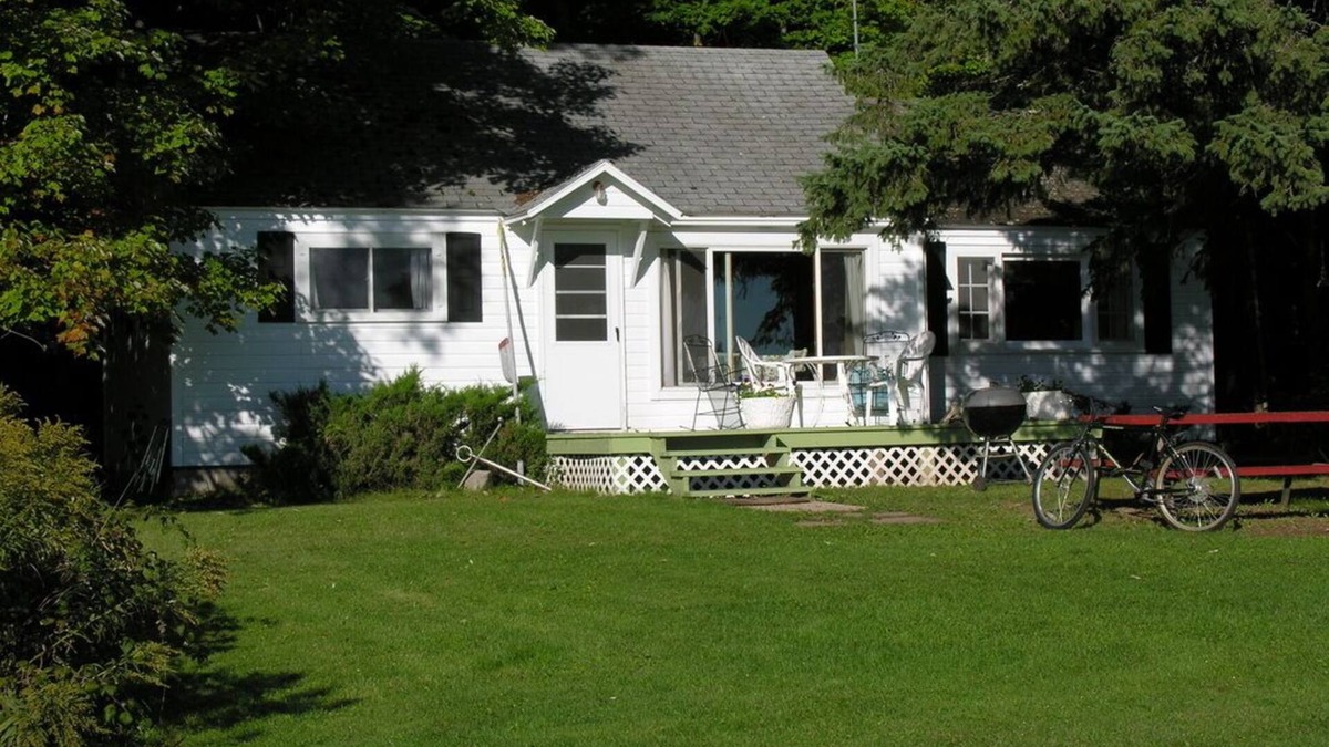 Washburn Cottage | The white cottage @ Bodin's resort