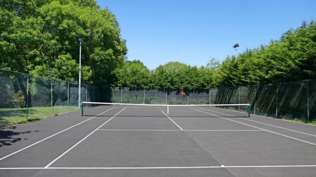 Upper Dicker House | The White Cottage with Tennis Court, Hot Tub, BBQ