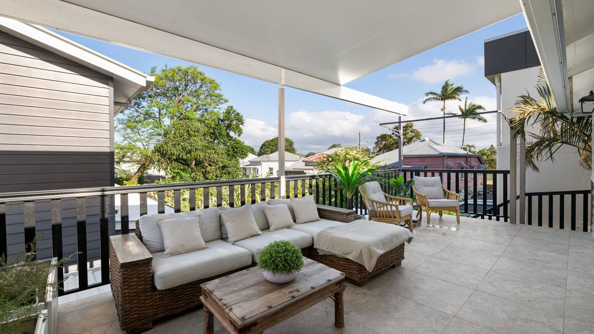 Hamilton Apartment | The White Home Ascot - Charming 3 Bedroom with Large Outdoor Deck