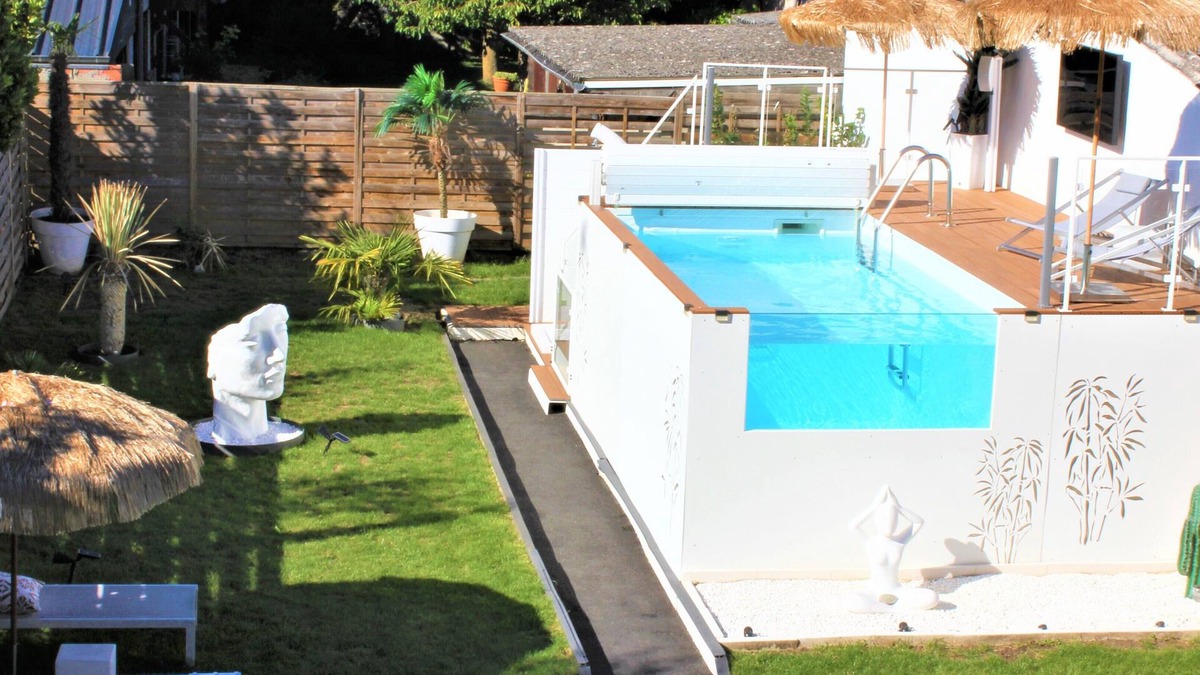 Chateauroux House | The White Home Broadway, Luxury Jacuzzi, exclusive private heated pool