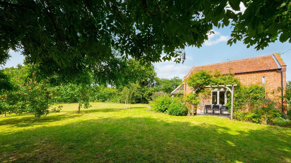 Guestwick House | The White House - Five Bedroom House, Sleeps 9