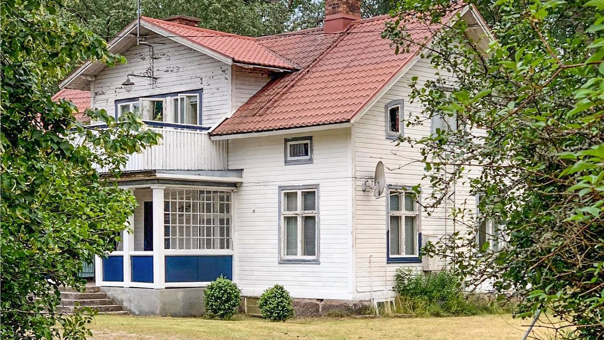 Uppvidinge Municipality House | The white house is located in the middle of Småland - surrounded by forests and small lakes.
