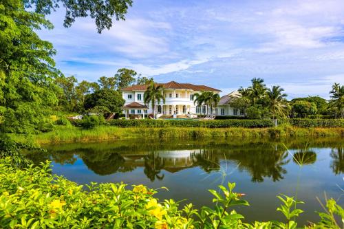 Sam Phraya Villa | The White House, Palm Hills Golf and Country Club