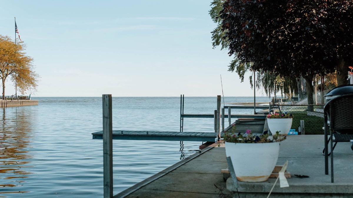 Bay City House | The White House! PRIME LOCATION BAY & RIVER VIEWS BAY CITY, MI