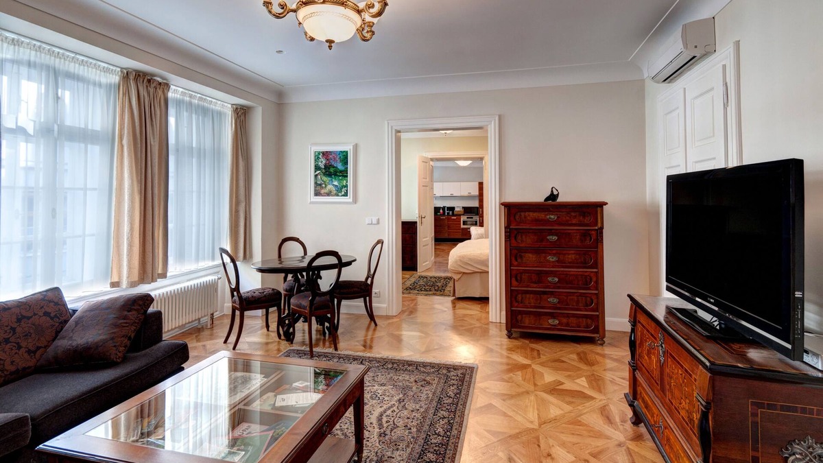Josefov Apartment | The White Swan: Luxurious Old Town Double with Air-con, Quiet/out of crowds St.