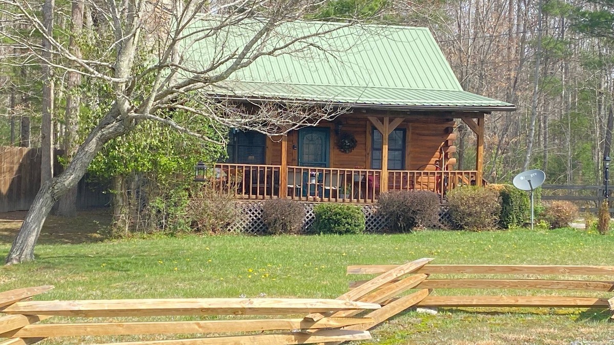 Lerona Cabin | The Whitetail a cozy cabin at Pipestem Place