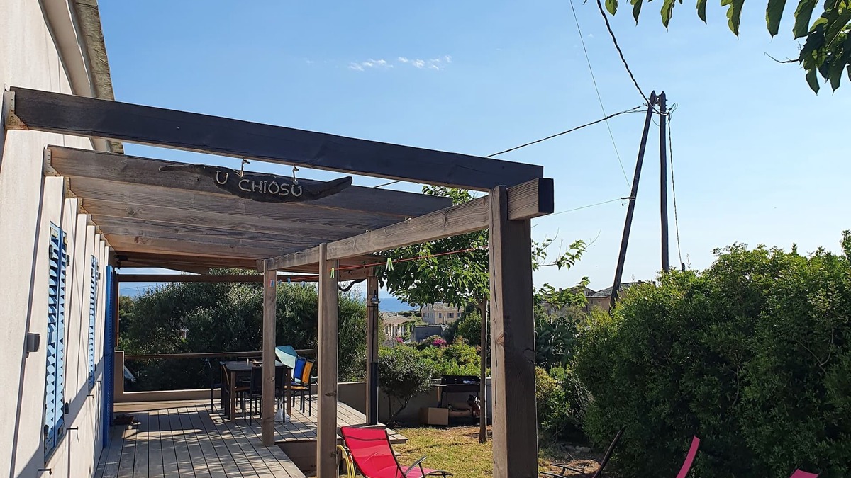 Centuri House | The wild nature of Cap Corse on the water's edge, backed by mountains
