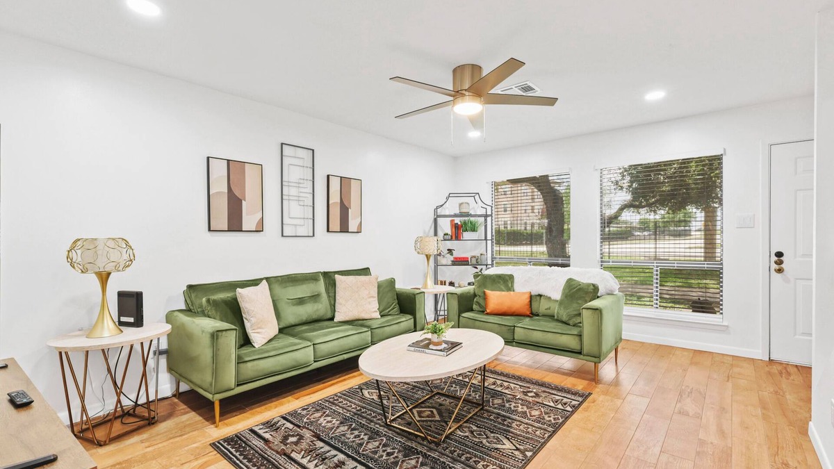 Bryan House | The Wildflower Townhome - Beautifully Updated and Fully Stocked - Close to A&M!