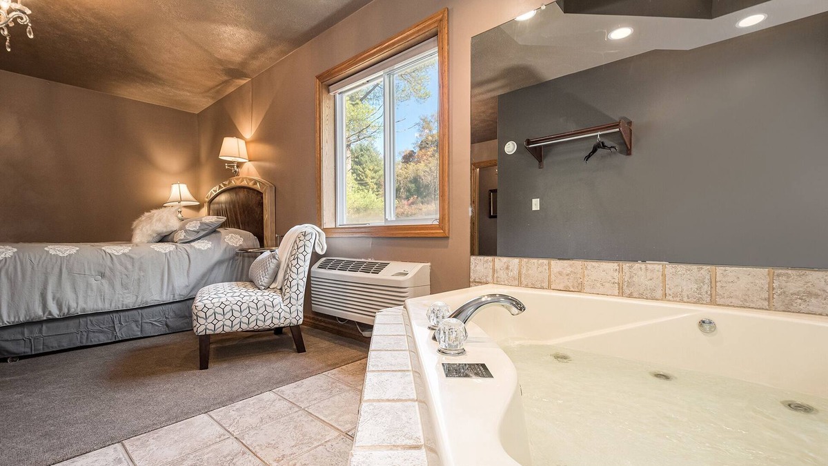 Farmington Hotel | The William Penn | Jacuzzi Tub Historic Inn Room