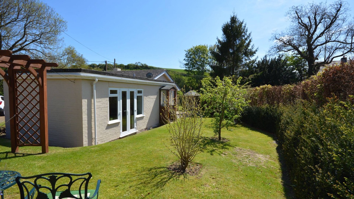 Newport Cottage | The Willows - a bungalow that sleeps 2 guests in 1 bedroom