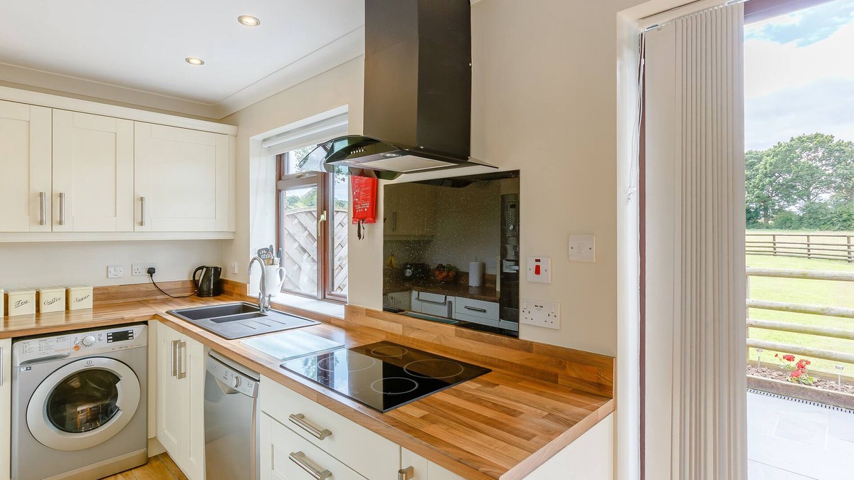 Wall-under-heywood House | THE WILLOWS, family friendly, with a garden in Much Wenlock