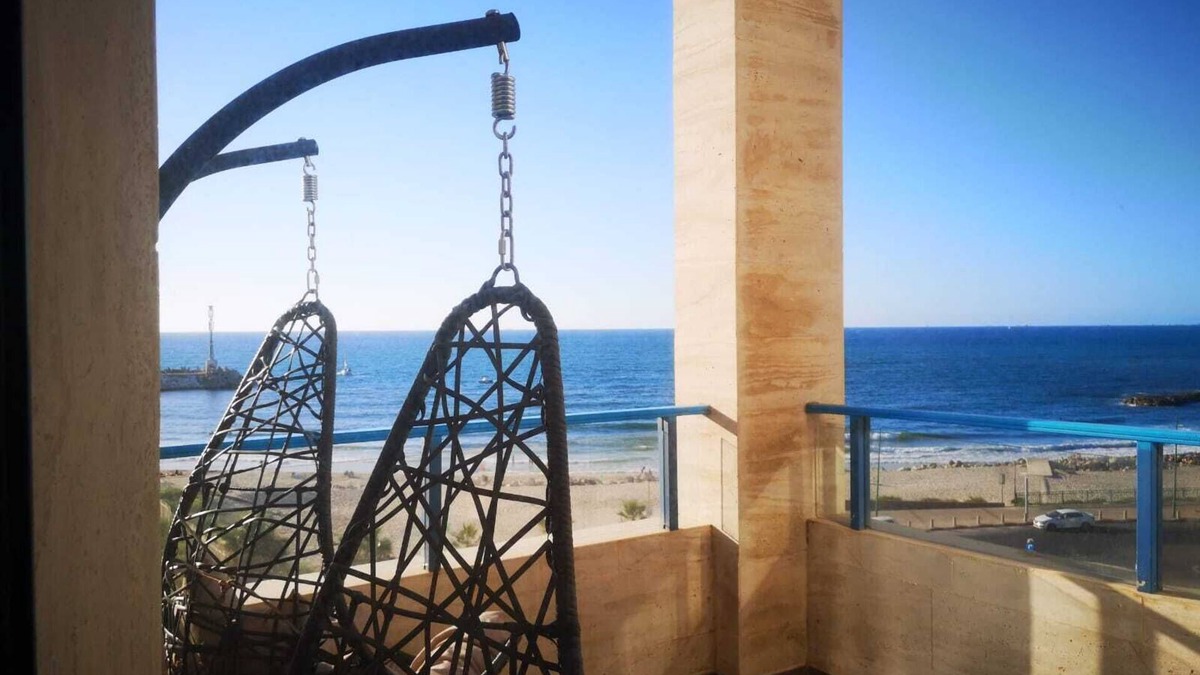 Ashkelon Apartment | “The Wind of the Waves” - a luxury seaside vacation, The building has a year-round indoor pool, gym, sauna and jacuzzi (in winter). The beach is 1 minute walk away, and the marina recreation complex is also next to the apartment.