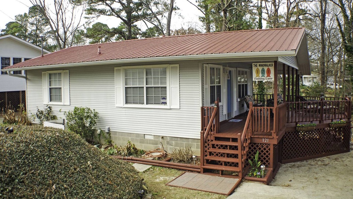 Rockwell Cottage | The WindWalker on Lake Hamilton - Kayak and Paddle Board Fun on the Lake!