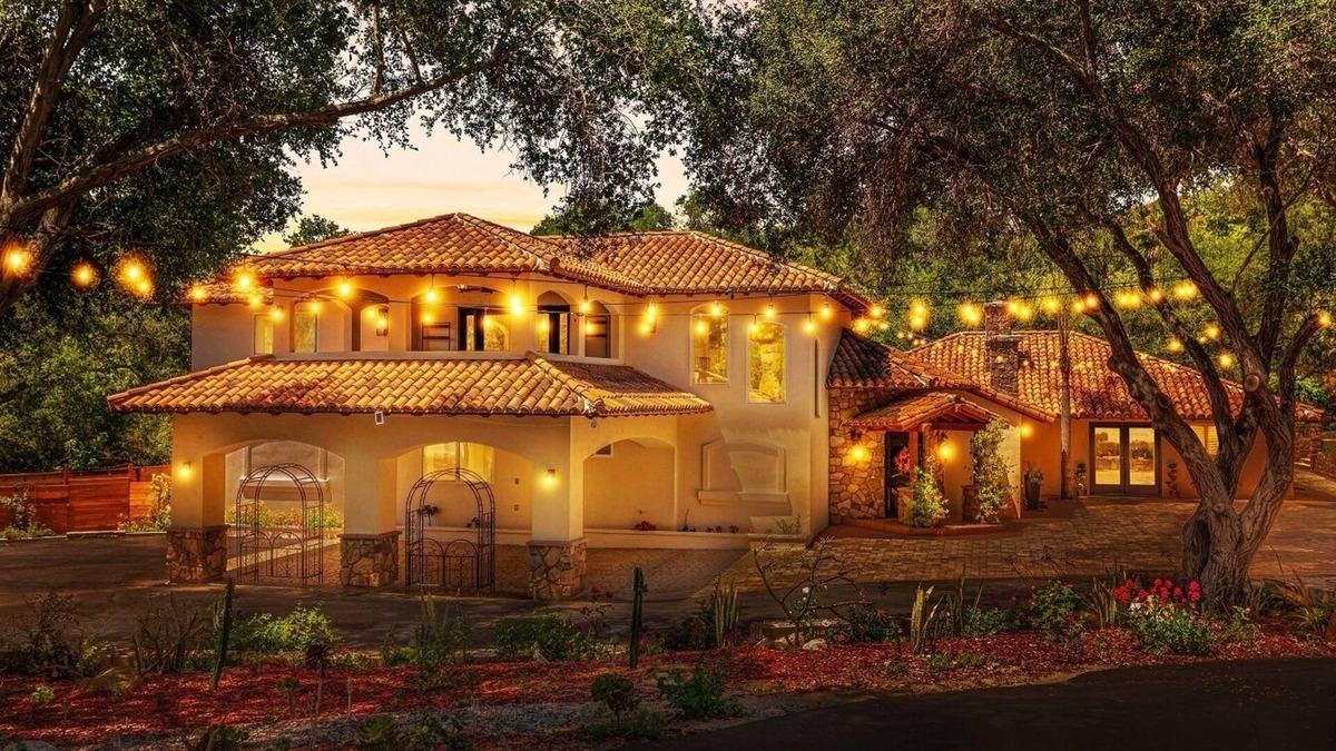 Rainbow CDP House | The Wine Away-Large Home w/Jacuzzi