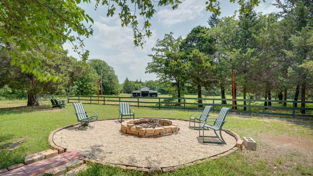 Muenster House | ‘The Winehouse’ Rental in Muenster: Near Wineries!