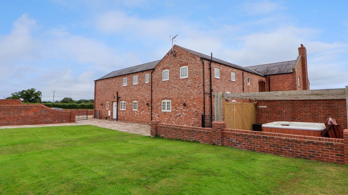Overton-on-dee Cottage | THE WING, pet friendly, luxury holiday cottage in Bangor-On-Dee