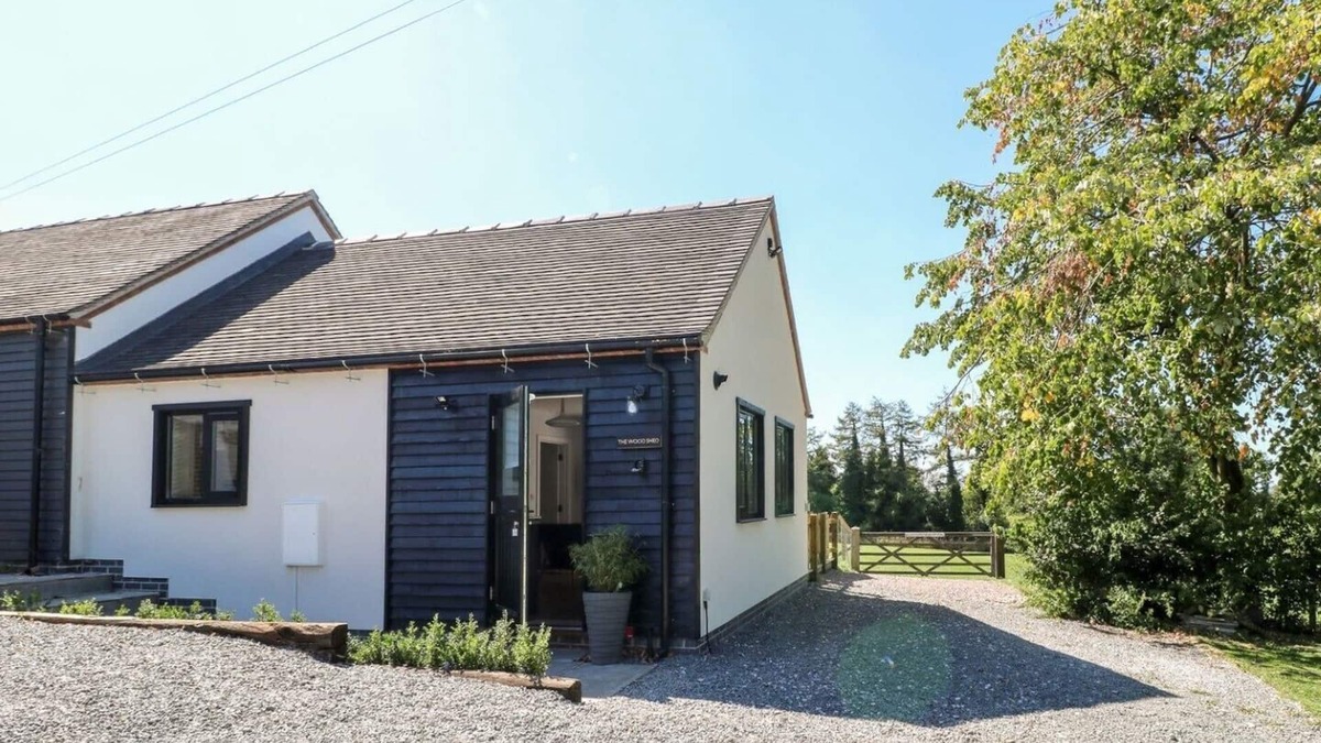 Fenny Bentley Cottage | The Wood Shed 5*, Private Hot Tub, Derbyshire Dales/Peak District.