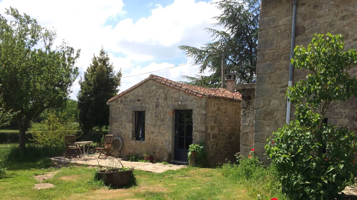 Mauleon House | The wood tee - small independent house, atmosphere lime and stone