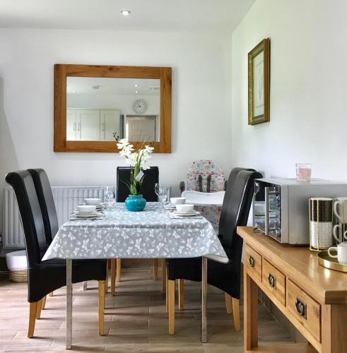 Headington House | The Woodfarm Lodge - 3 Bedroom House with free Parking