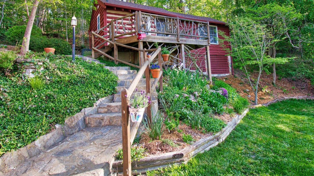 Laurel Park Cottage | The Woodlands Cottage-Deck, Views & King Sized Brass Bed