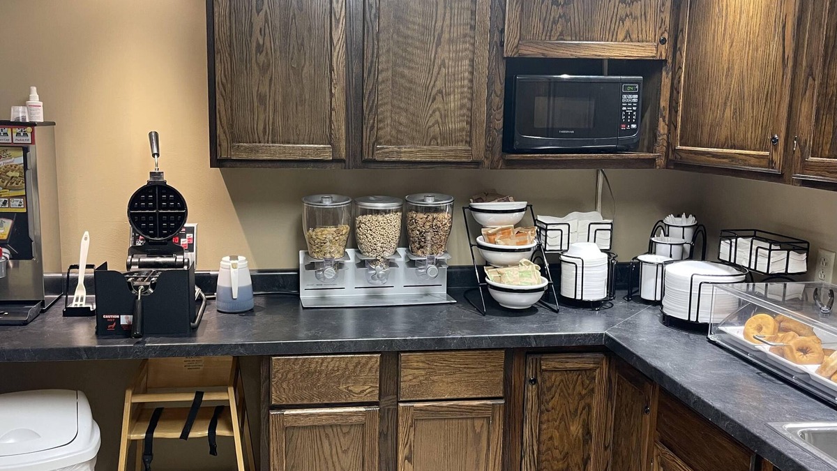 Connersville Hotel | The Woodridge Inn