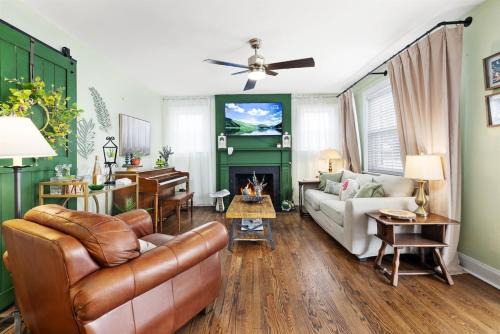 Glencliff House | The Woods Cozy 3BR Cottage Near Downtown