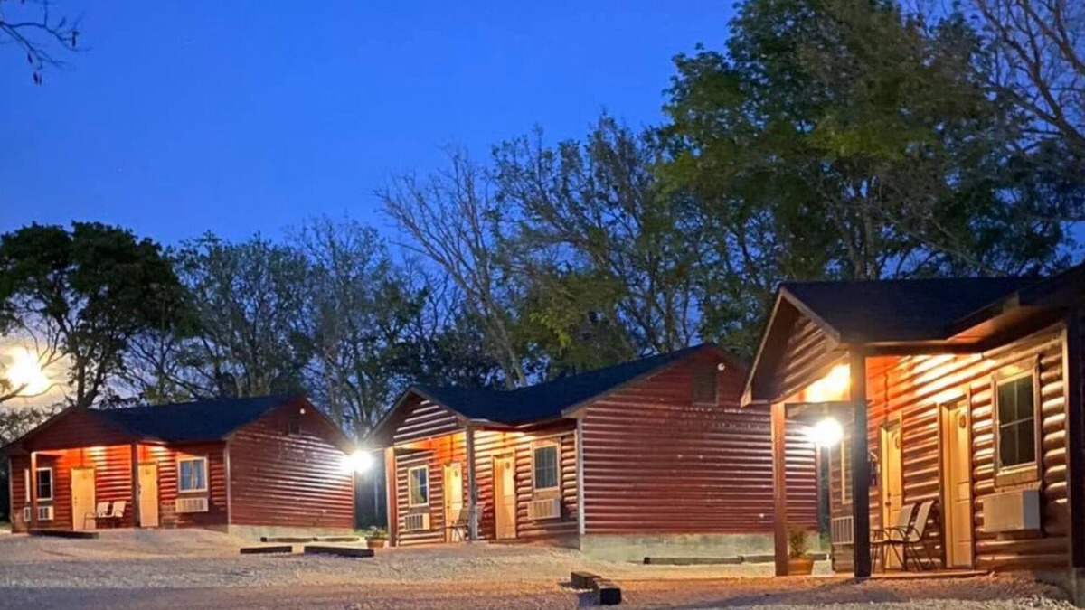 Kingston Hotel | The Woods Lodging