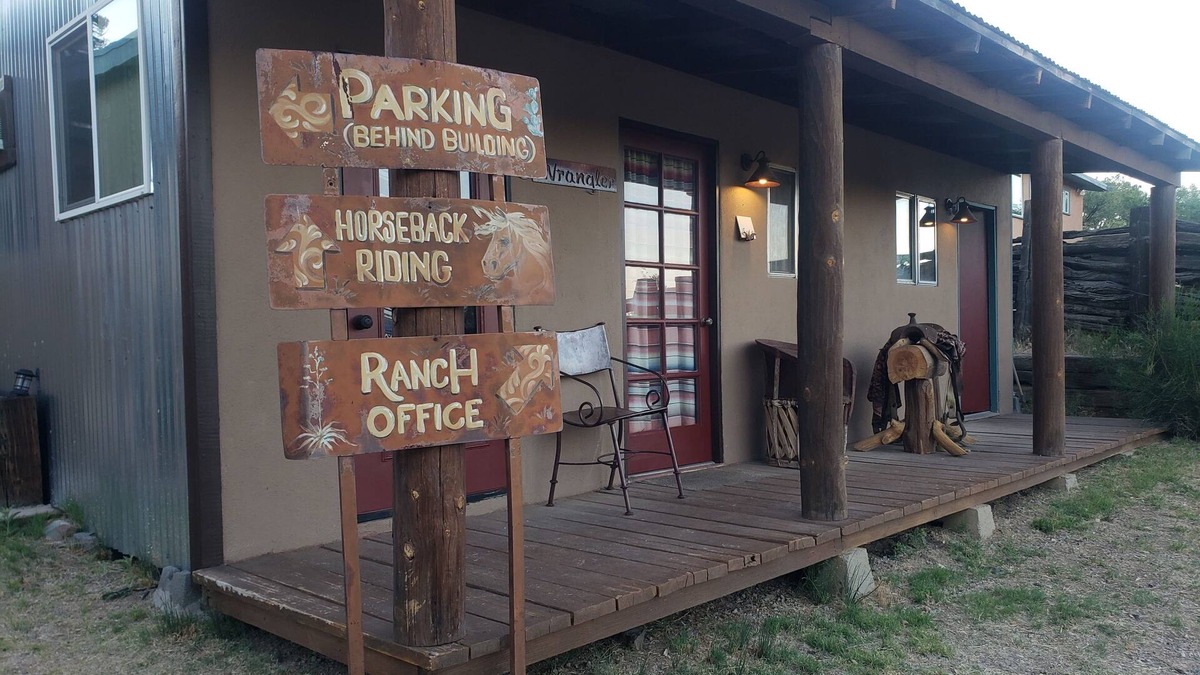 Oracle Resort | The Wrangler @C.O.D. Ranch! Perfect romantic spot for 2 w/views & hiking trails