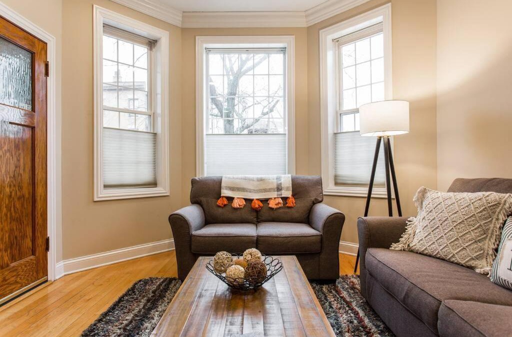 Wrigleyville Apartment | The Wrigleyville Deluxe -Steps from Wrigley Sleeps 10