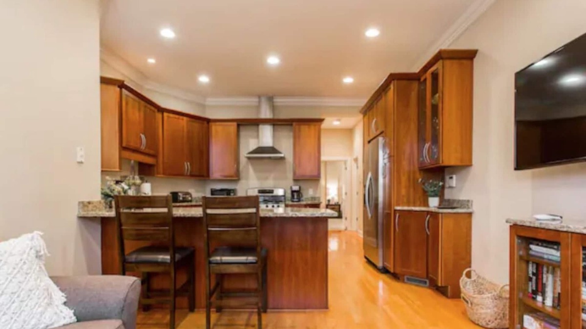 Wrigleyville House | The Wrigleyville VIP- 200 steps to Wrigley- Super Clean!