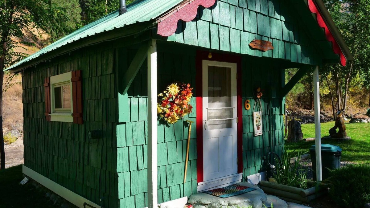 New Meadows Cabin | "The Writer's Den" - Cabin 6 - Private Deck Overlooking the River