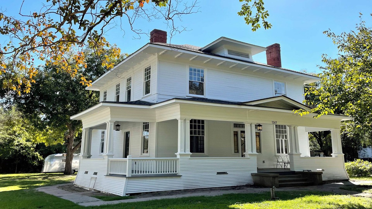 Corsicana House | THE WRITERS HOUSE a fully restored 1912 Craftsman in Corsicana Carriage District