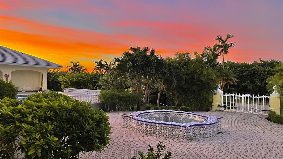 Bahamia West House | The Xanadu Tradewinds, Home Away to Paradise 8000 sq ft of privacy and a Pool.