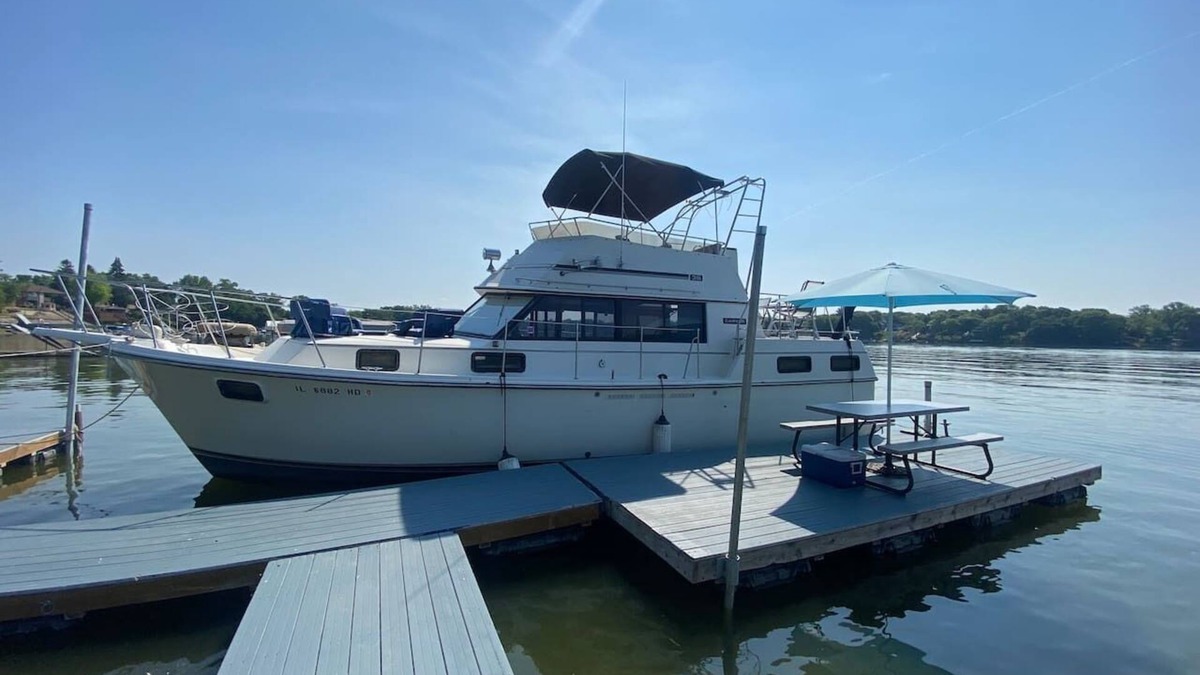 Antioch Boat Rental | The Yacht @ The Cottages on Petite Lake
