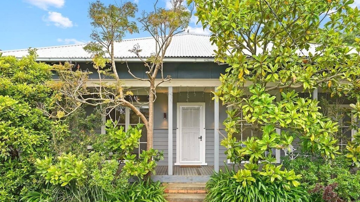 Mornington House | The Yak Shack- 200m to the Beach