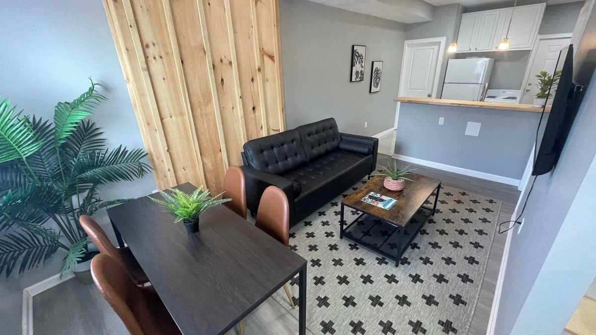 West Columbus House | The Yale Townhouse 2 - 2BR