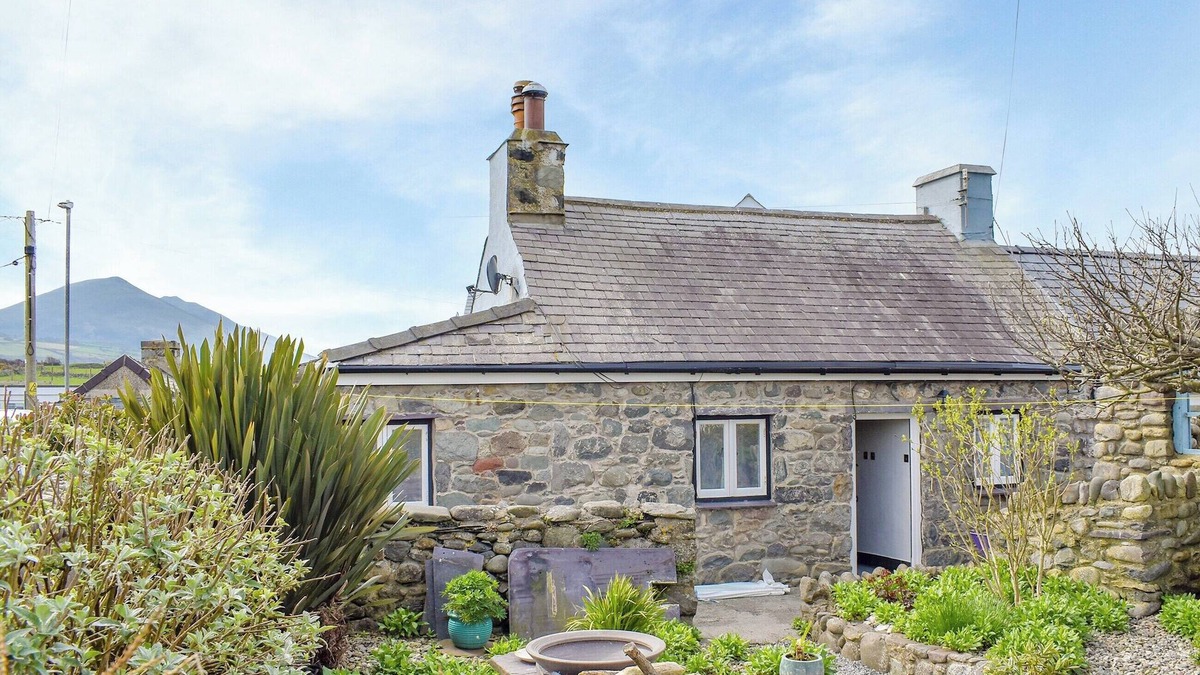 Dinas Cottage | The Yard Beach Cottage - UK43653