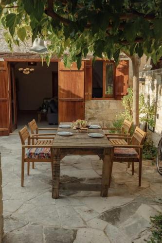 Vasa Koilaniou House | The Yard Traditional Residence