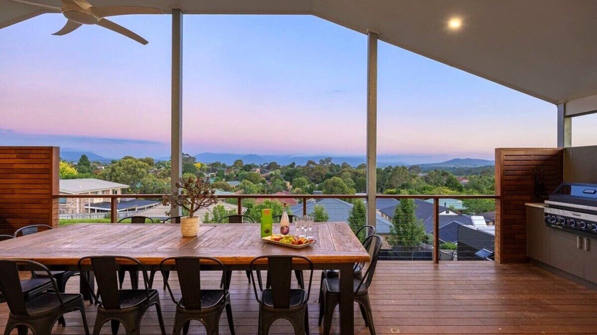 Yarra Glen House | The YarraView | Entertain with Panoramic Views