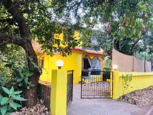 Mandrem House | The YelloMello HomeStay 1BHK fast Wi-Fi AC Pet-Friendly