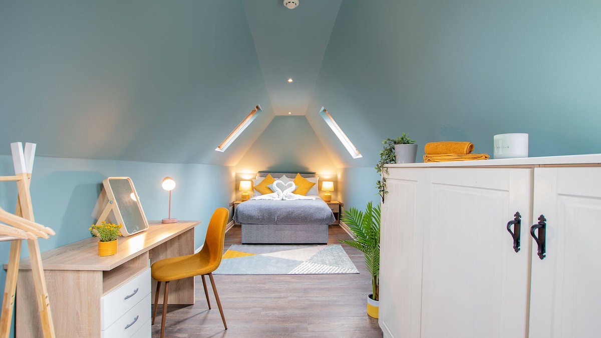 City Centre Dublin House | The Yellow Door by Shortstays, Sleeps 25, 2 mins from Temple Bar!