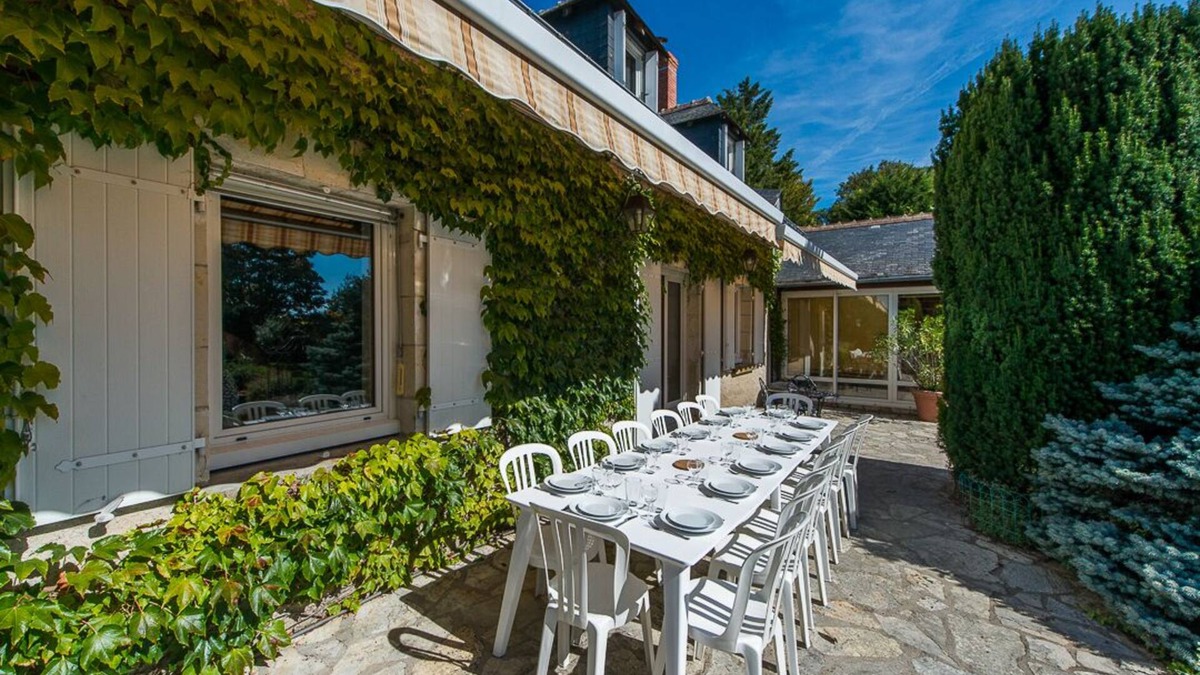 Saint-Epain House | The Yellow House - large gite with swimming pool - table soccer
