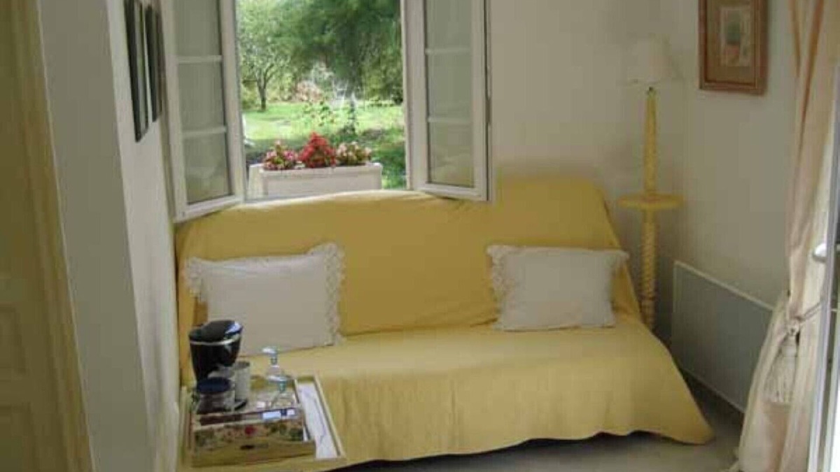 Azay-le-Ferron House | THE YELLOW ROOM *