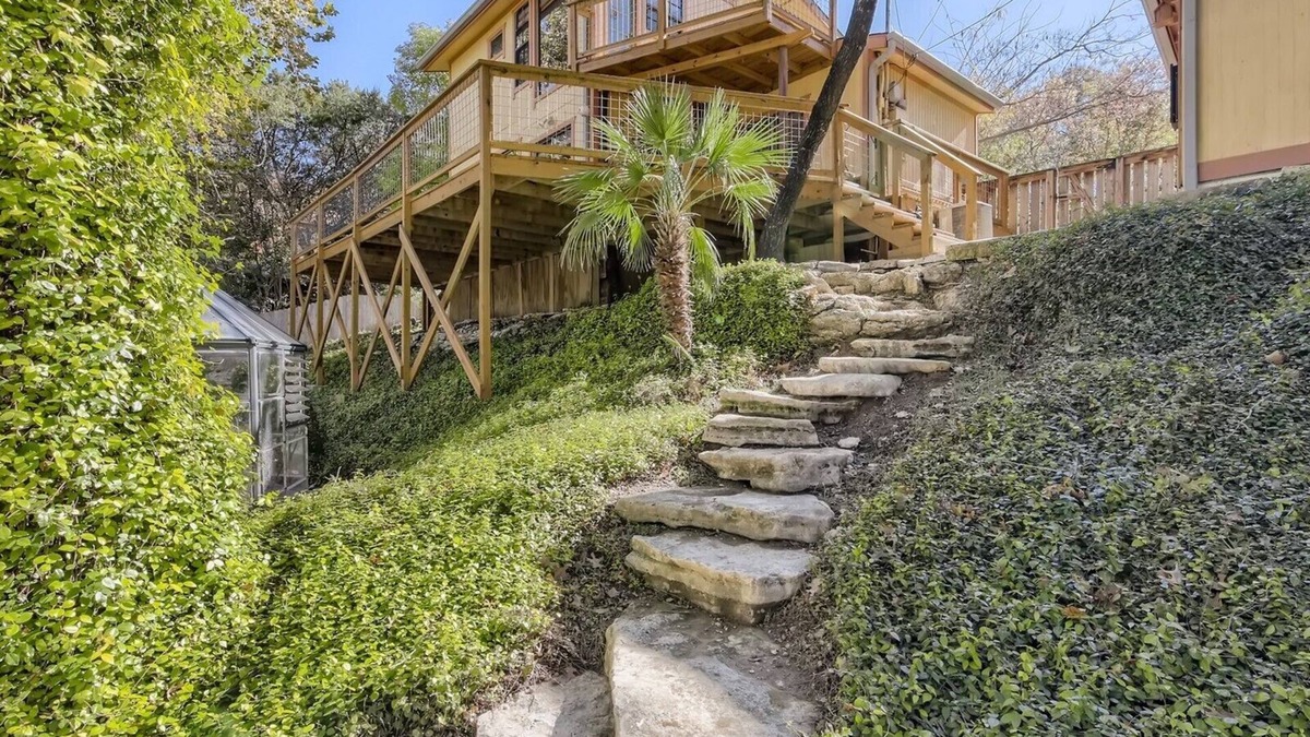 Yacht Harbor House | The Yellow Treehouse by the Lake - NO CLEANING FEES!