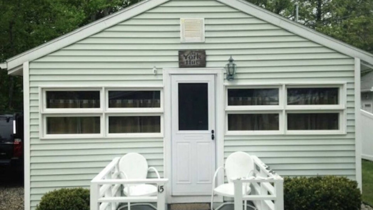 York Beach Cottage | The York Hut is an updated gem just steps to Long Sands! 7min walk to the beach!